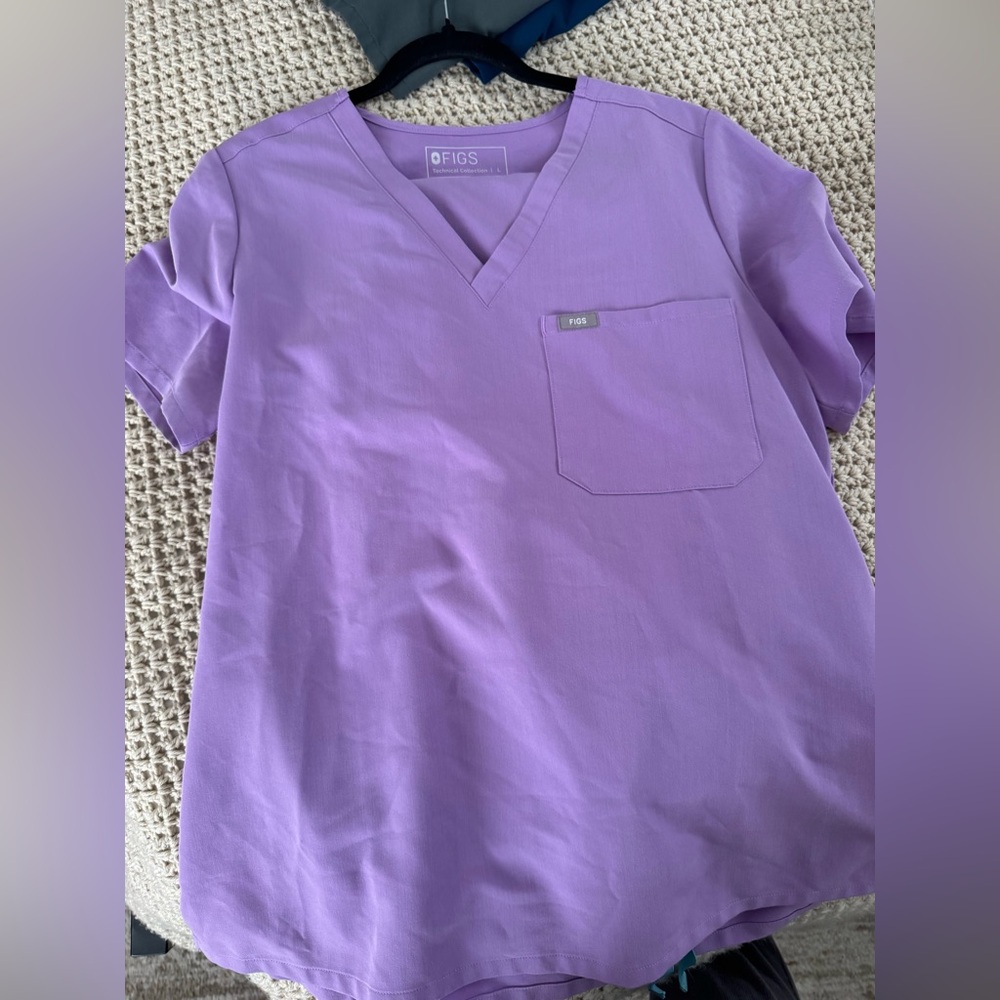 Figs Women's Lavender V-Neck Tee and bottoms